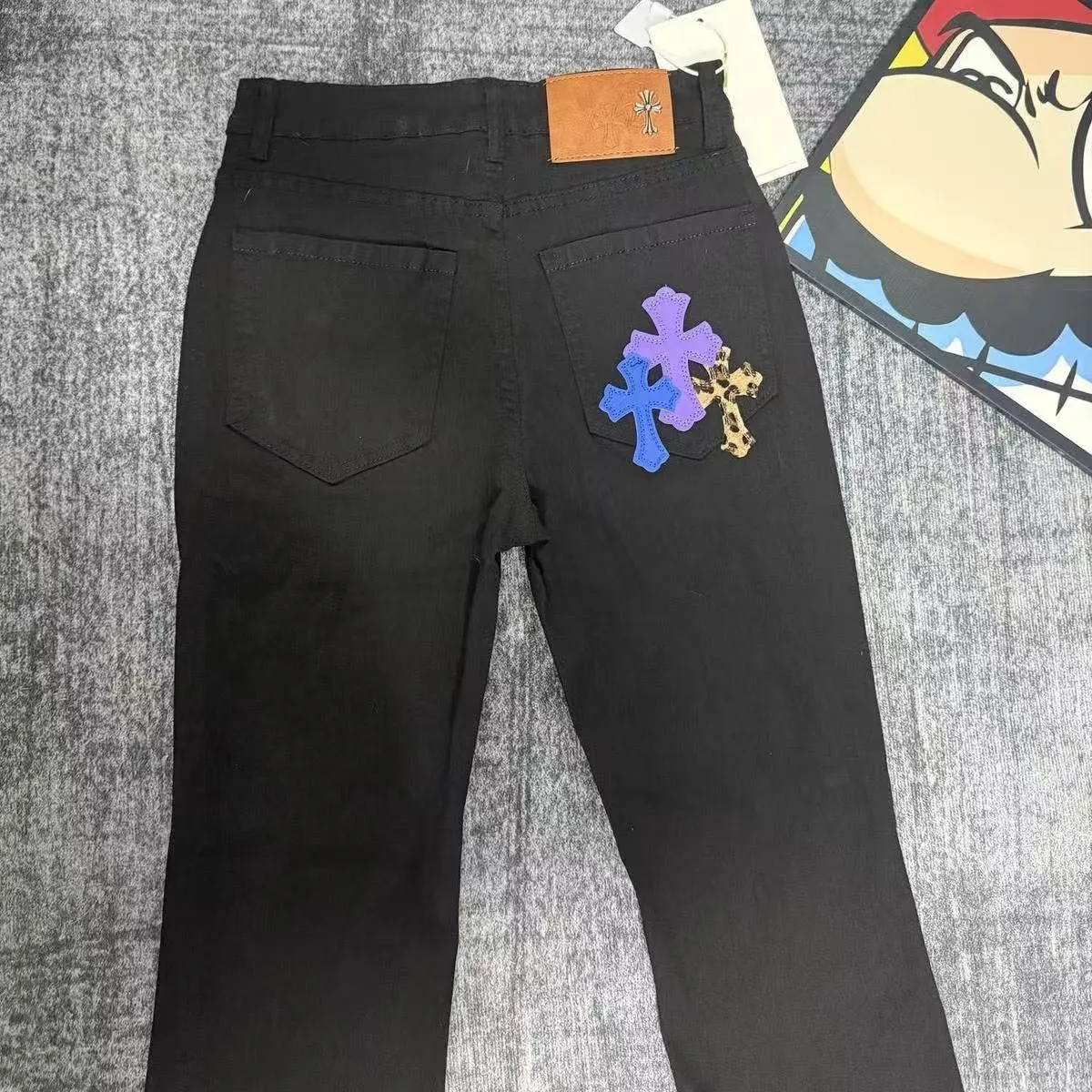 P176 Style No. Cc928 Chrome hearts high street patch jeans Chrome hearts vibe style versatile jeans are the most popular high street style at the moment. Made of beaded canvas fabric, heavy washing makes the upper body of the fabric more textured and the pants are tall and straight! The three-dimensional cutting of the whole trousers is a masterpiece! The beaded canvas fabric is thick and soft after washing. It has good breathability. Customized small leather label. Unique design. The details are in place, simple and elegant, and the workmanship is exquisite. The entire trousers are neatly routed and the details are in place! It’s so cool. It’s a genderless trend that both men and women can easily control. Color: Picture color. Sizes M-XXL